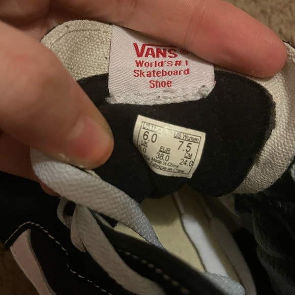 Vans Men’s Size 6 Women’s 7.5 Black and White High-Top Shoes - Picture 5 of 6